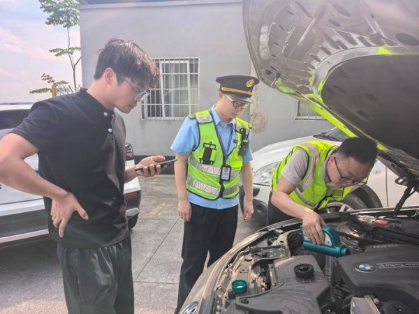 悦倍网 贵州交通运输执法八支队一大队：“护游岗”守护游客畅玩“五一”