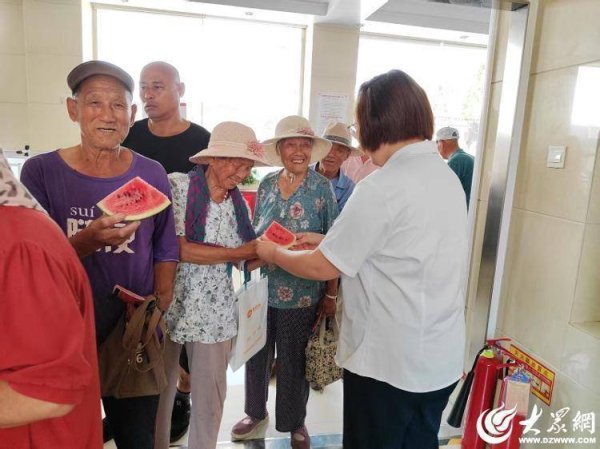 金鼎配资  东营农商银行六户支行：夏日送清凉 关爱沁人心