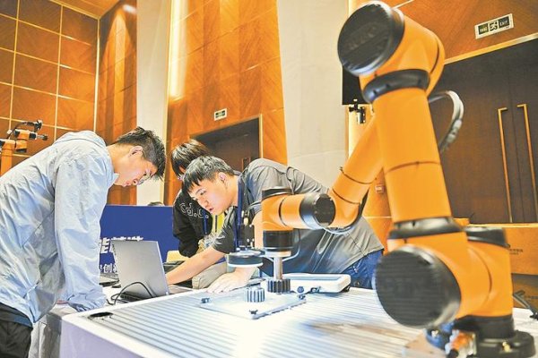 中金辰大 京津冀鲁大学生比拼智能精密装配
